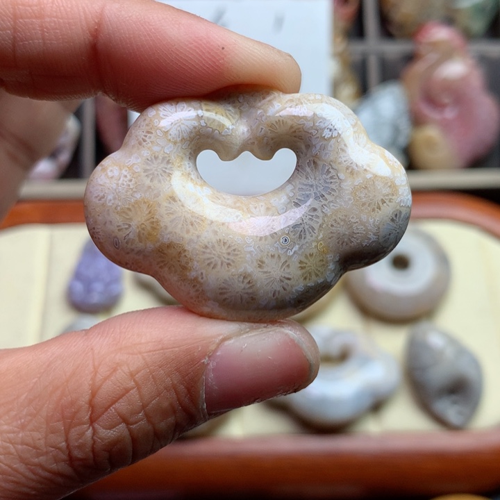 硅化珊瑚（珊瑚玉）颈饰足银镀金镶嵌