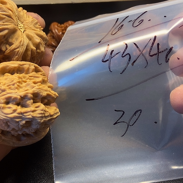 r***f核桃三十号文玩手把件