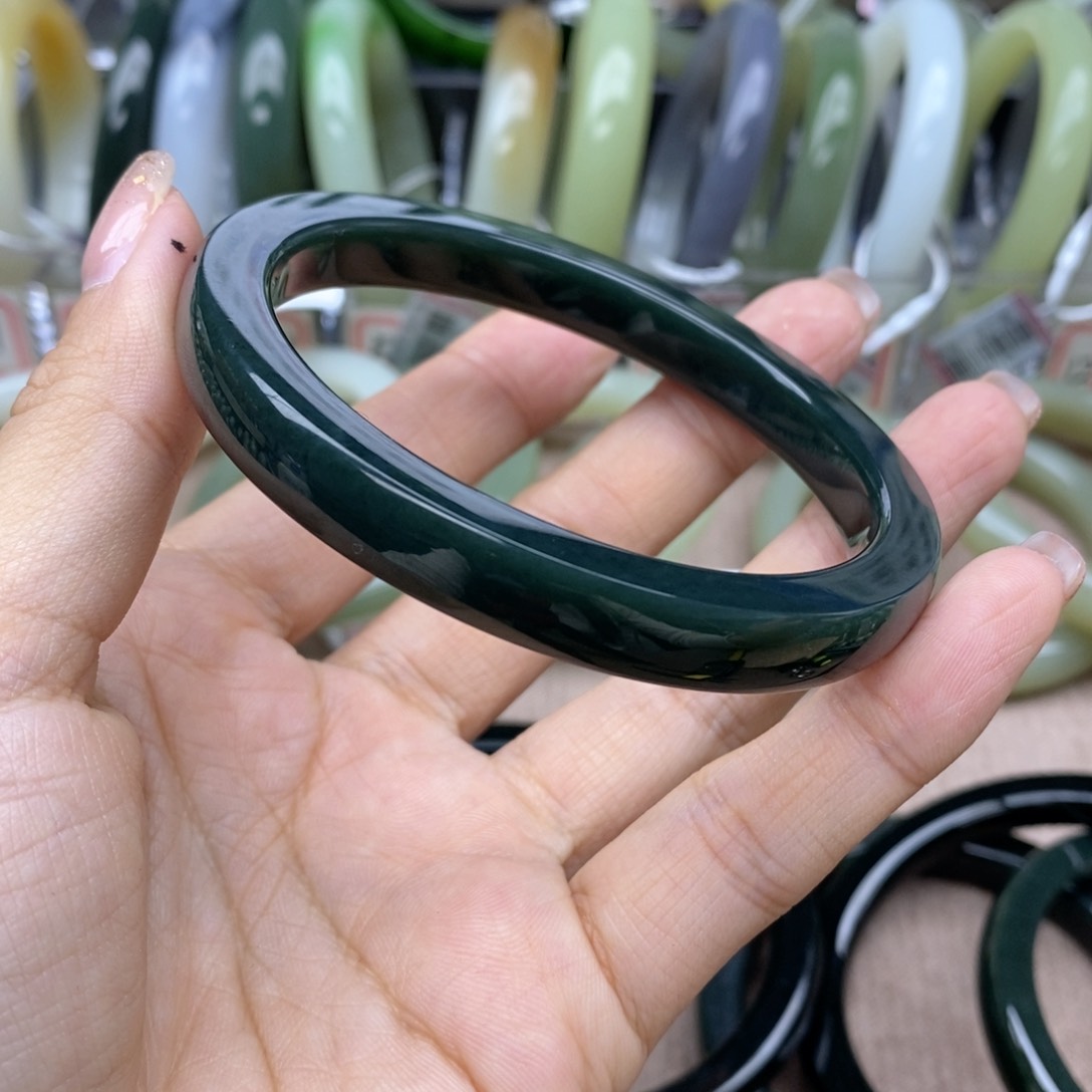 和田玉手镯未镶嵌向**生卡60