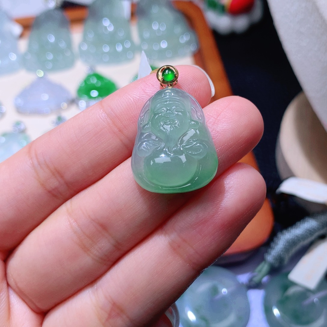 颈饰18K金镶嵌翡翠财神爷