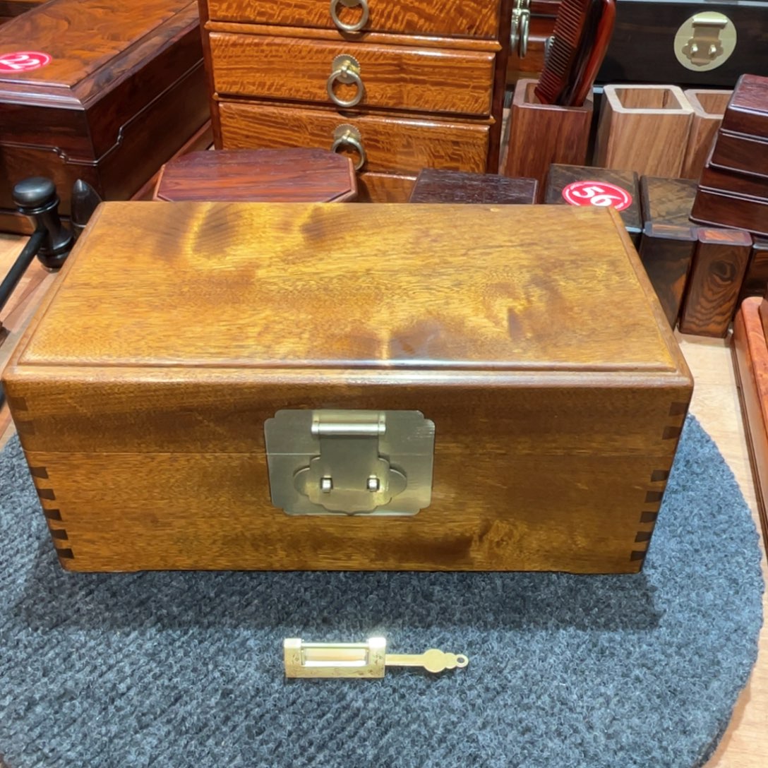 大***叔花梨木类家具金丝楠首饰盒