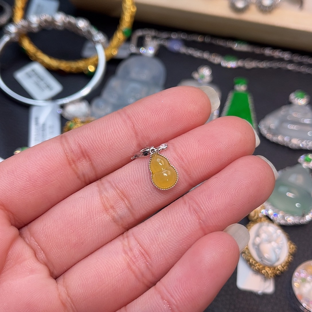 翡翠18K金镶嵌颈饰葫芦