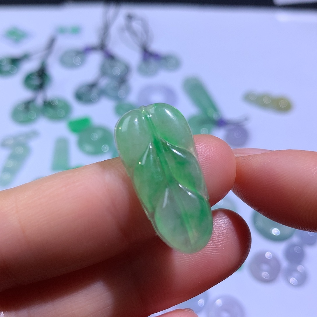 翡翠颈饰未镶嵌叶子