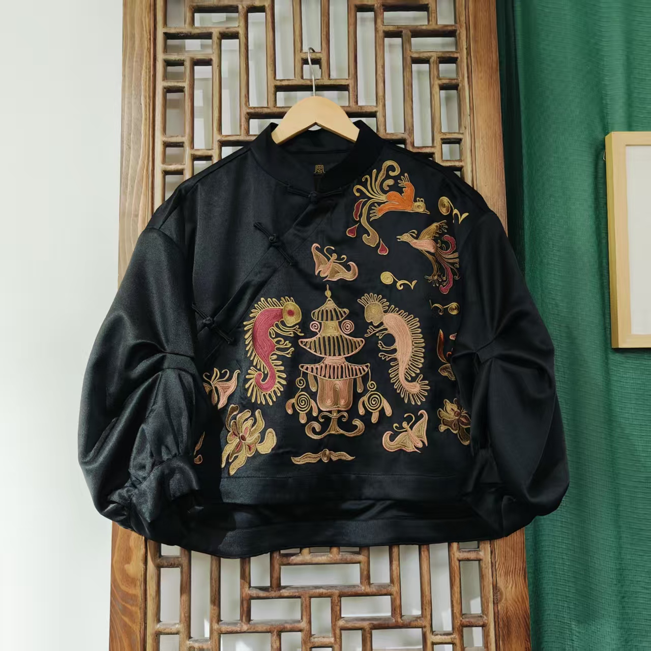 苗绣（LS488-59） 凤徕兮定制黑底咖色图腾刺绣捏褶斜襟盘扣上衣  