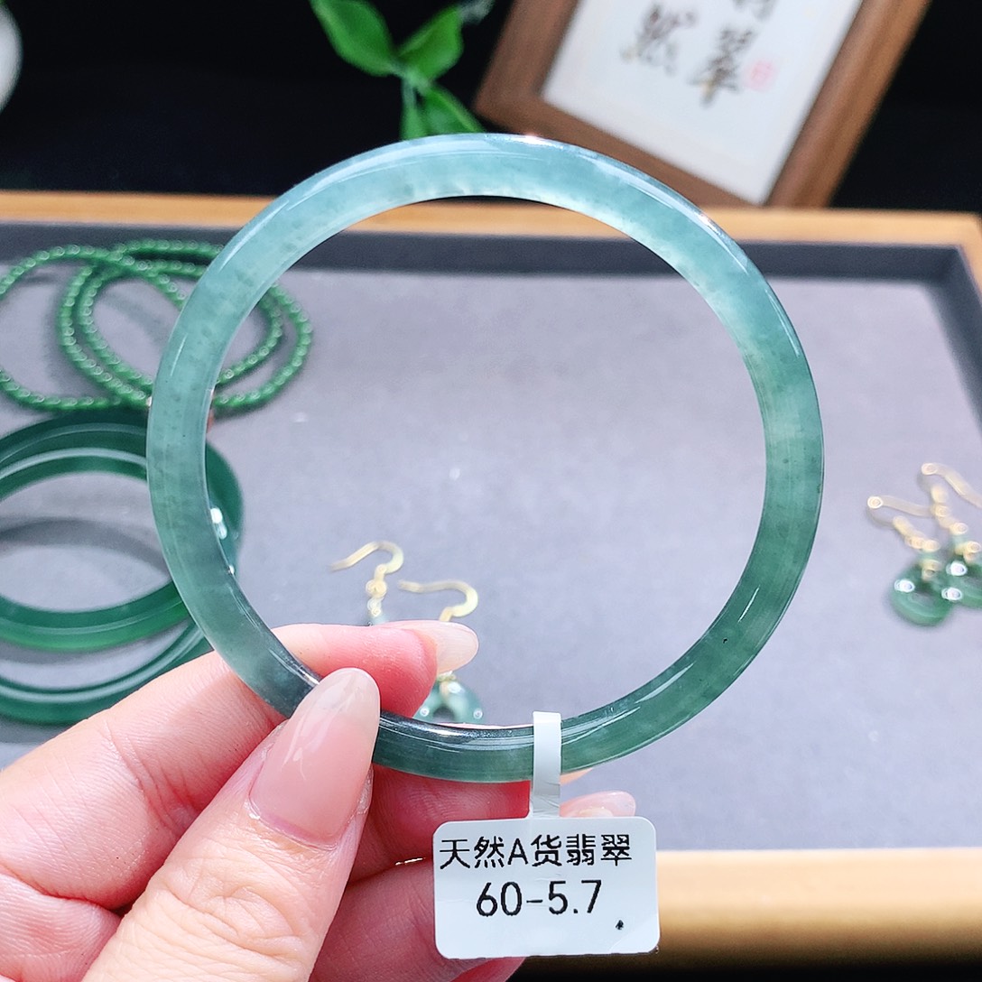 翡翠手镯（圆镯）未镶嵌