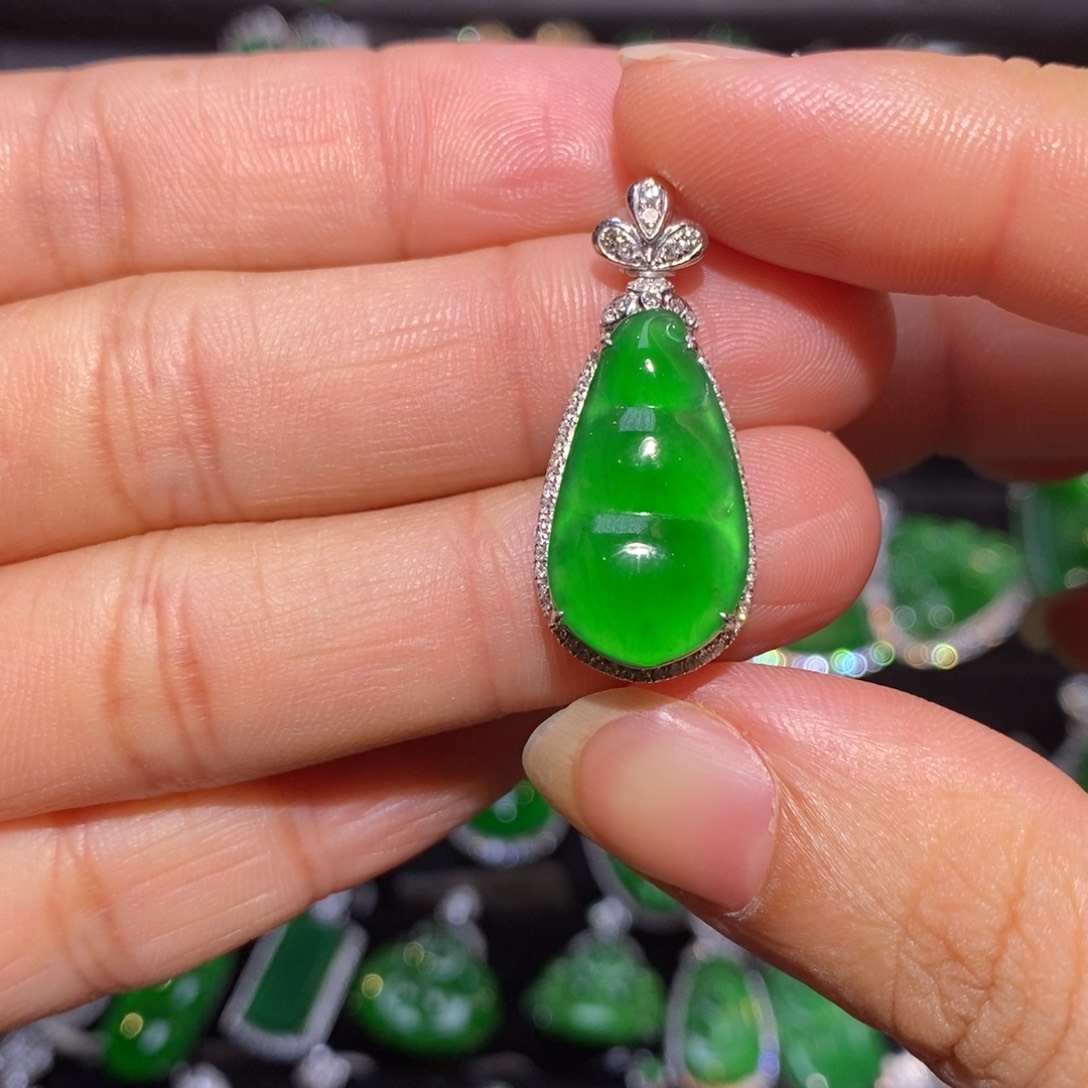 翡翠18K金镶嵌颈饰福豆吊坠