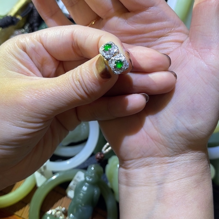 喵****翡翠银S925镶嵌耳饰耳坠