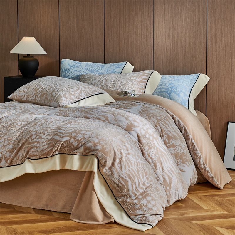 【晴美】高克重牛奶绒雕花四件套-叶语-卡其