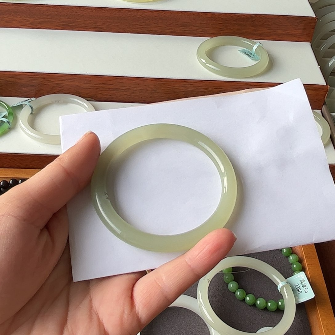 和田玉手镯未镶嵌不****.