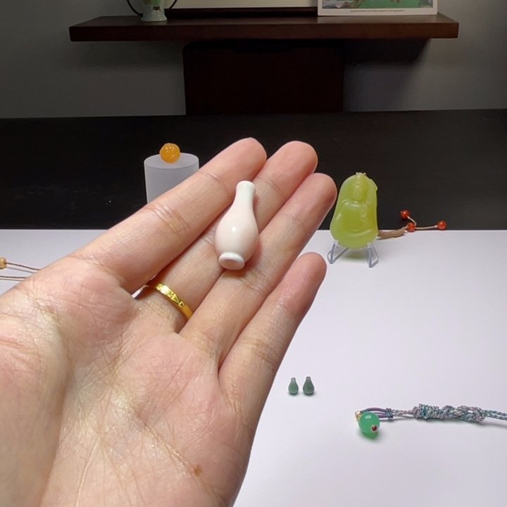 抓***茶石英质玉（缅黄）未镶嵌颈饰