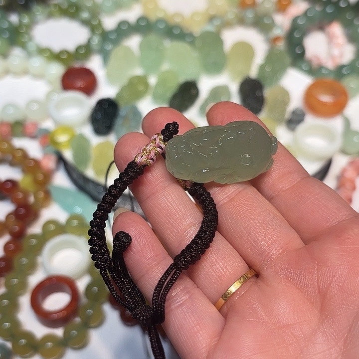 丹***。蛇纹石玉未镶嵌吊坠