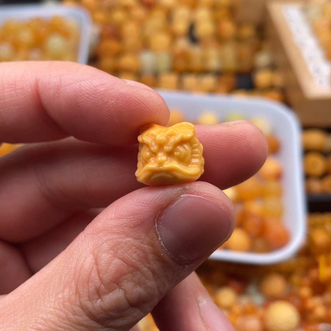 石英质玉（缅黄）颈饰未镶嵌T****央