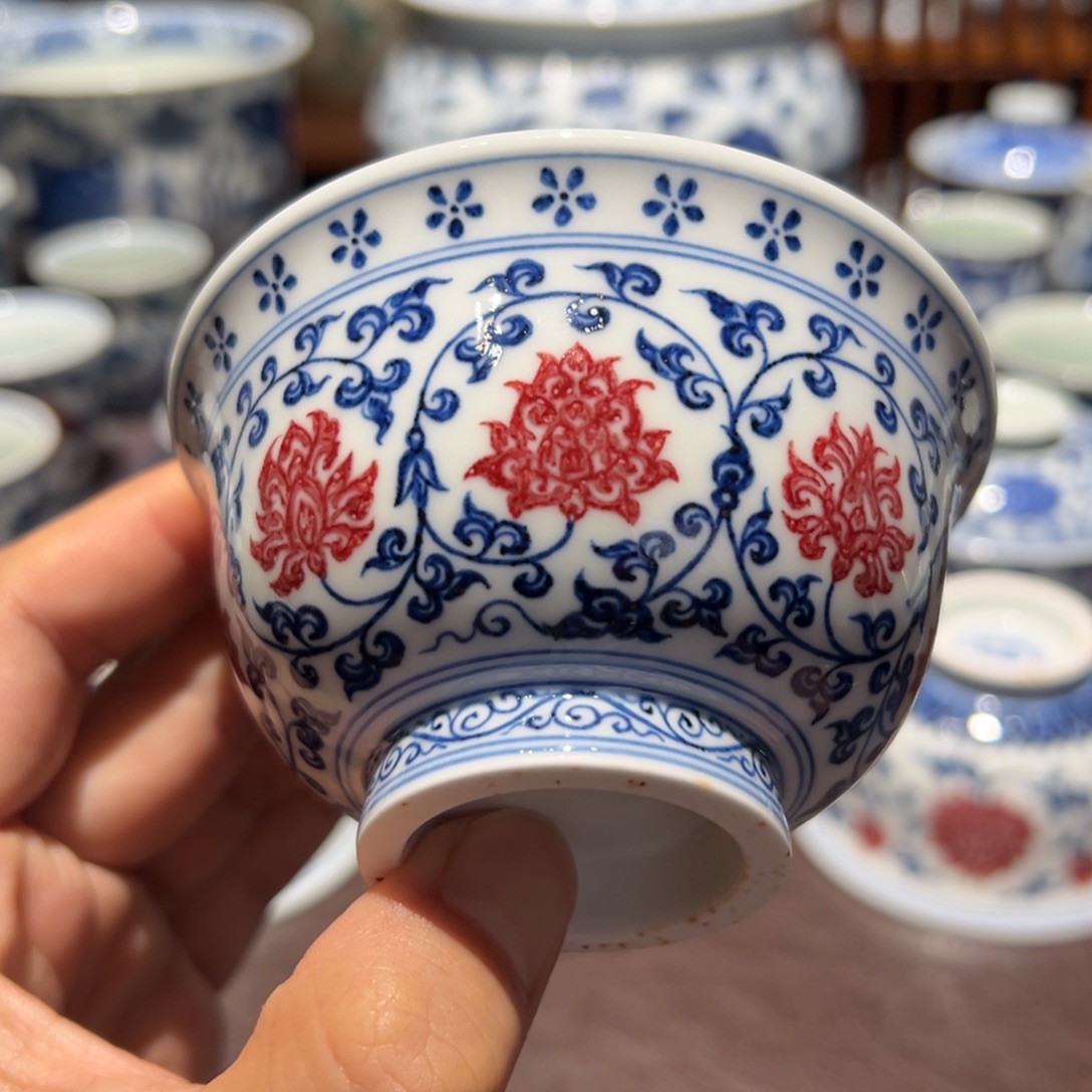 微瑕精品青花釉里红缠枝莲压手杯口径约9.5厘米