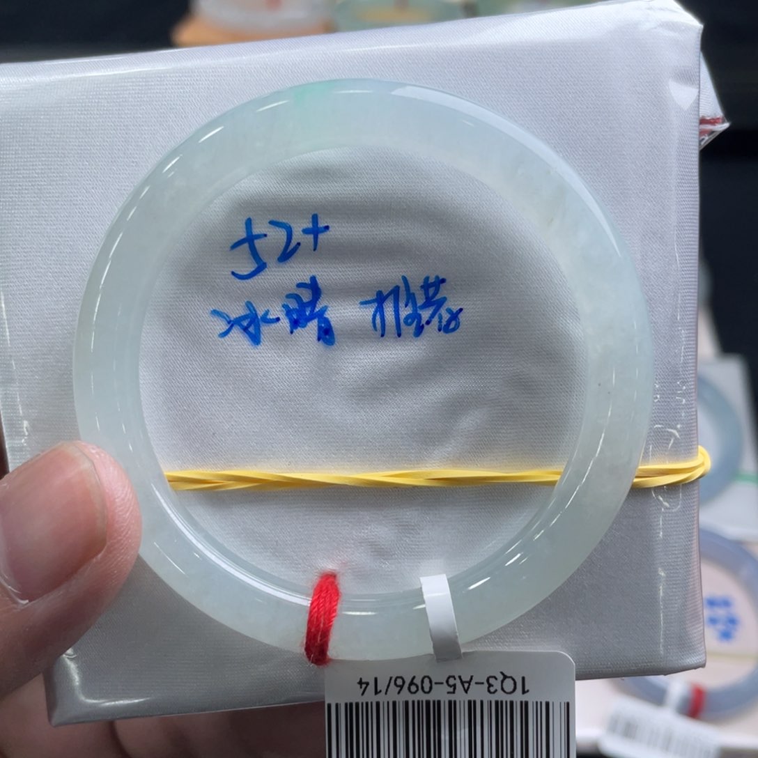 翡翠手镯未镶嵌翡翠手镯