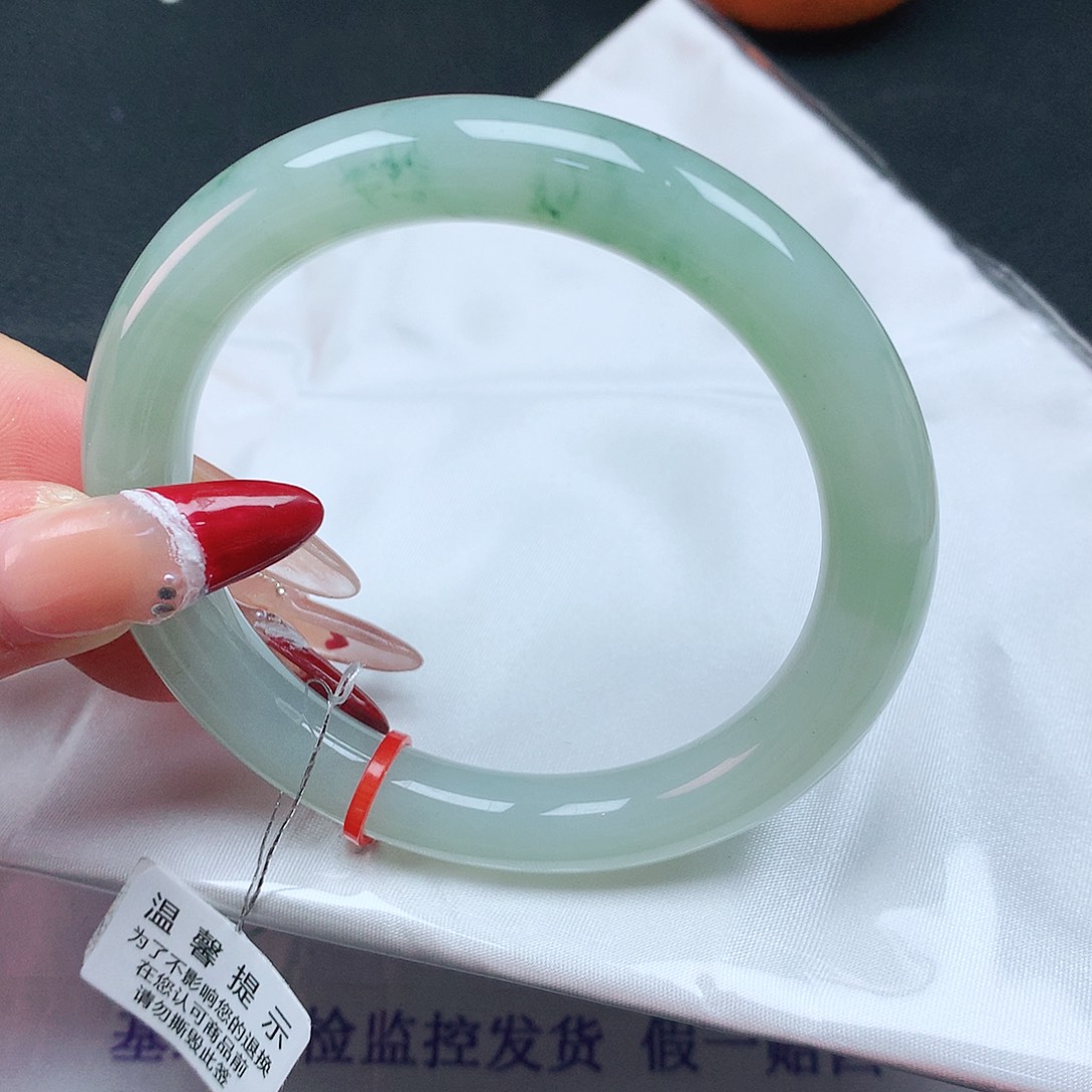 翡翠手镯未镶嵌56圈