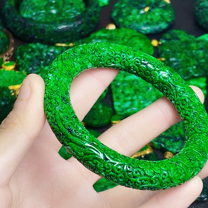 翡翠未镶嵌颈饰多样性