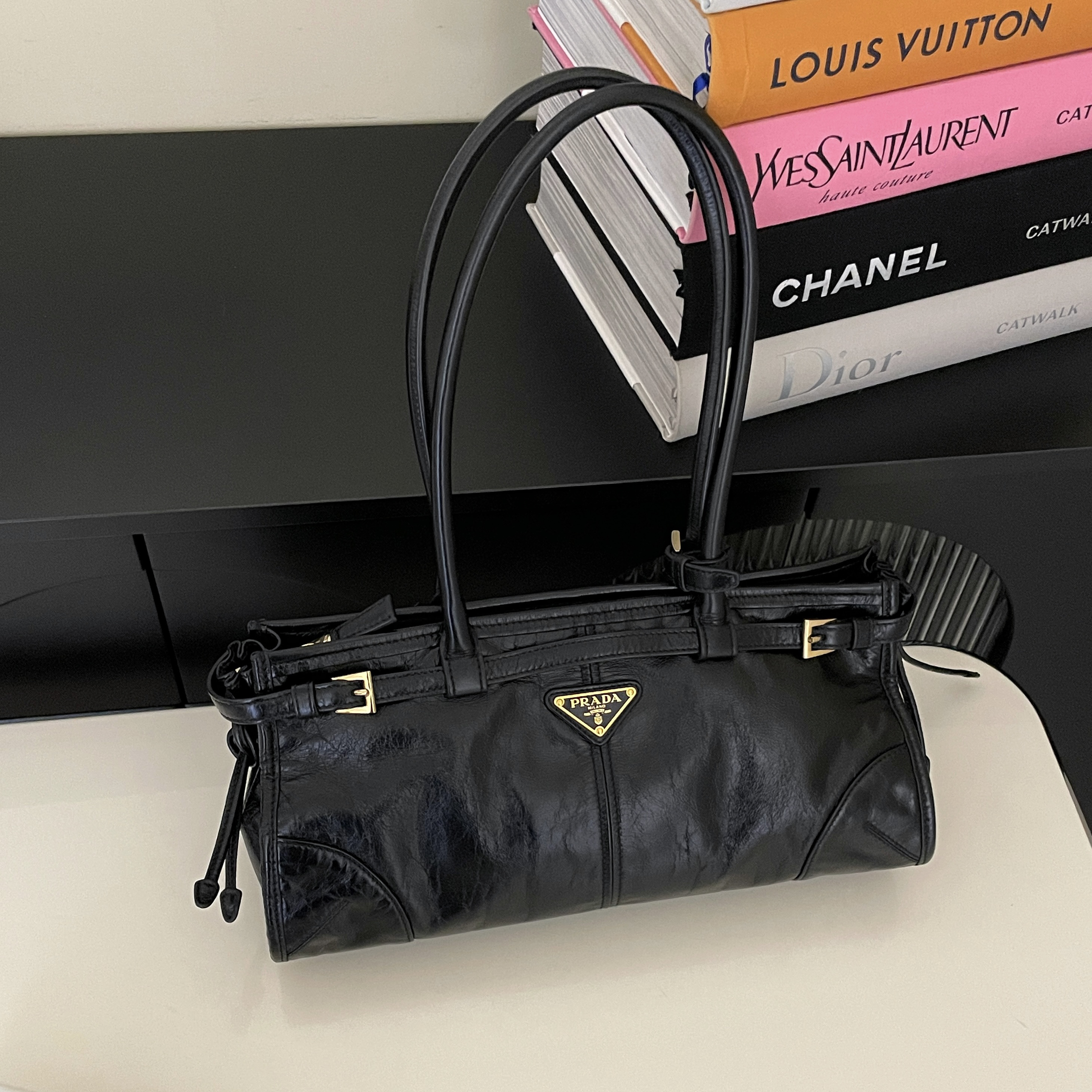 99新 Prada/普拉达 soft Lux黑长柄漆皮中号手提单肩斜挎包6473