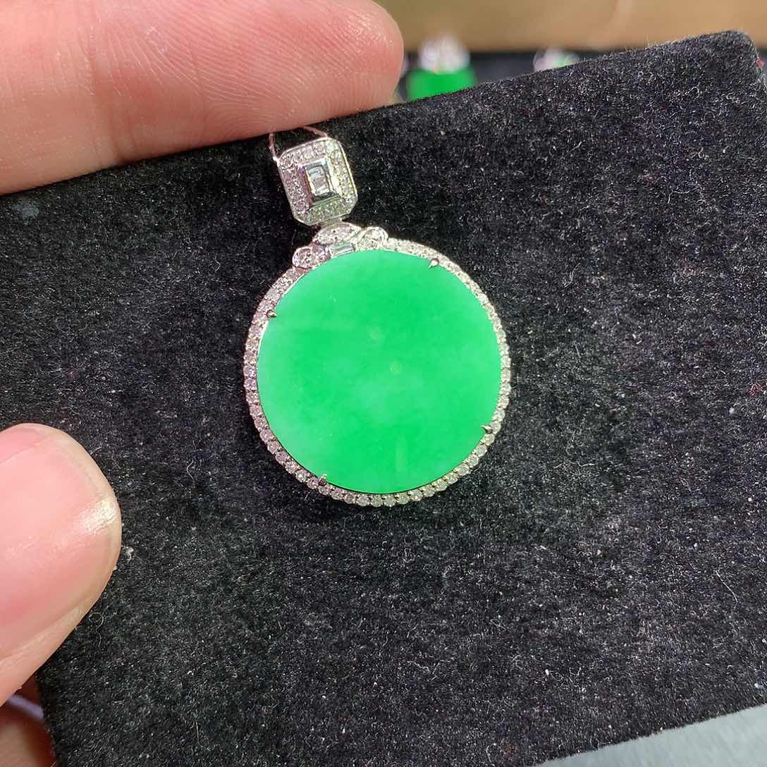 翡翠吊坠(赠链)18K金镶嵌
