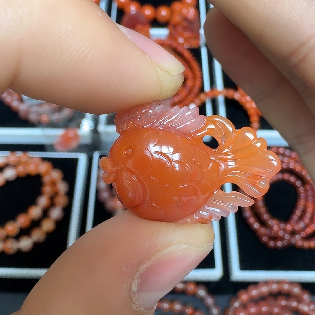 南红玛瑙未镶嵌川料瓦西冰飘小金鱼4.7g