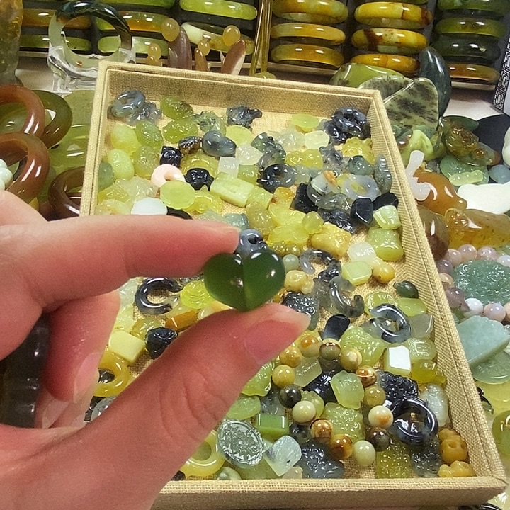 大***麻蛇纹石玉未镶嵌颈饰