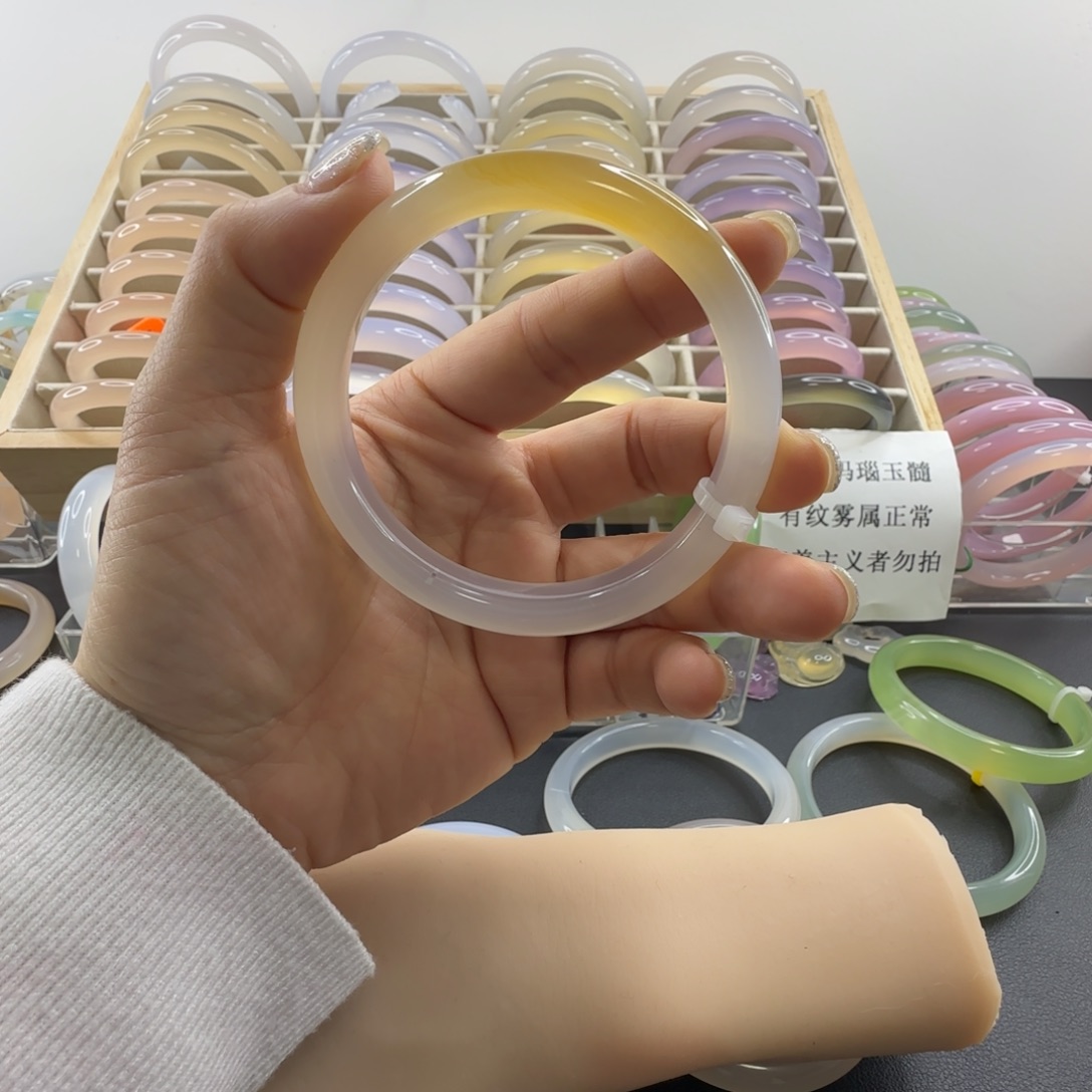 戴***爱玛瑙/玉髓未镶嵌手镯