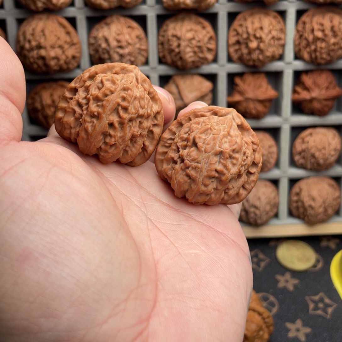 把件核桃38无修山地三角白