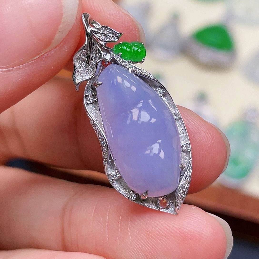 翡翠18K金镶嵌颈饰吊坠