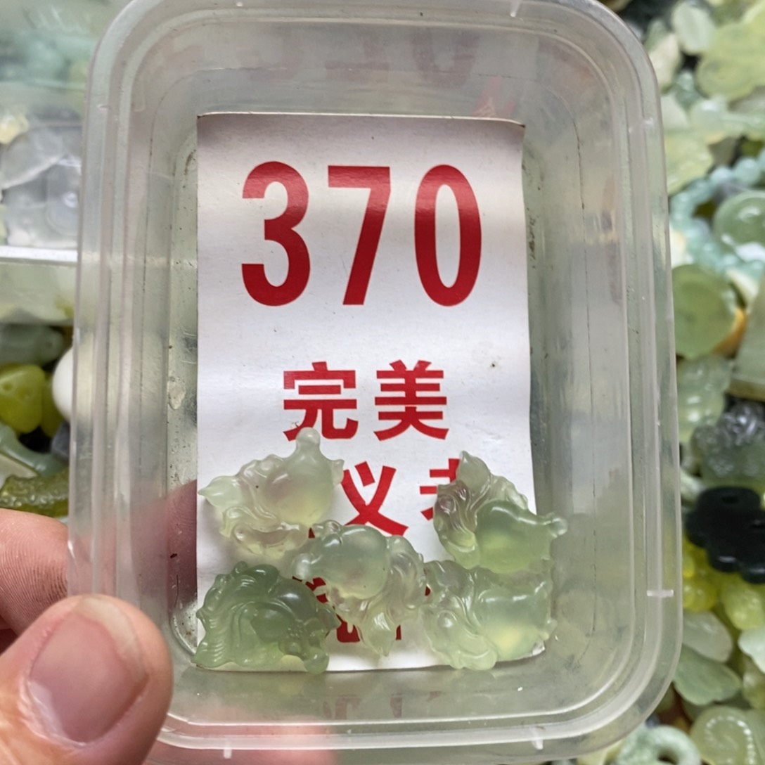 蛇纹石玉挂坠未镶嵌