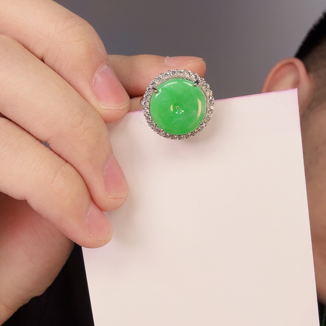 翡翠颈饰未镶嵌一件