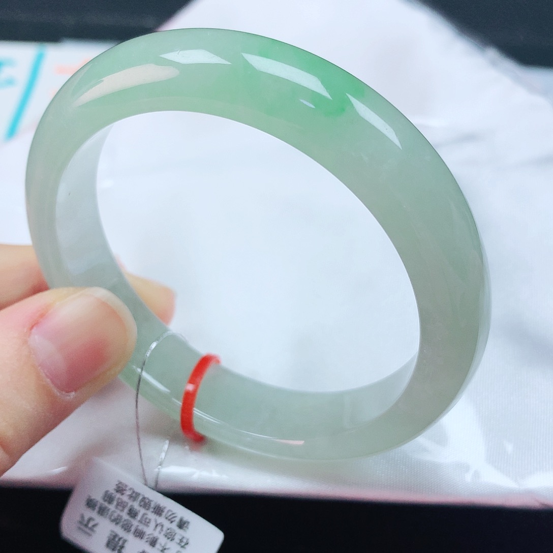 翡翠手镯未镶嵌54圈
