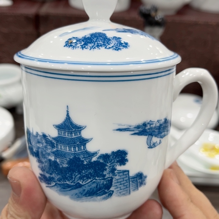 碗釉下五彩的瓷器和瓷器