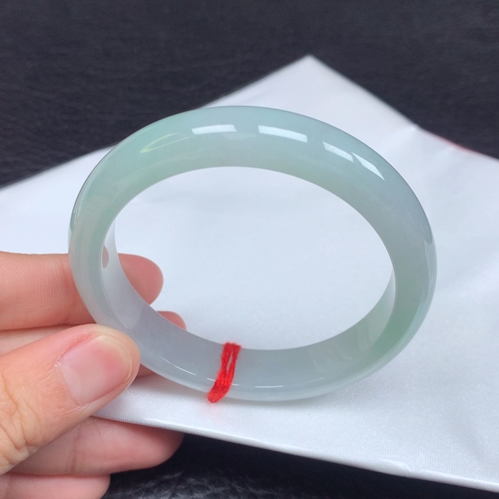 翡翠手镯未镶嵌。