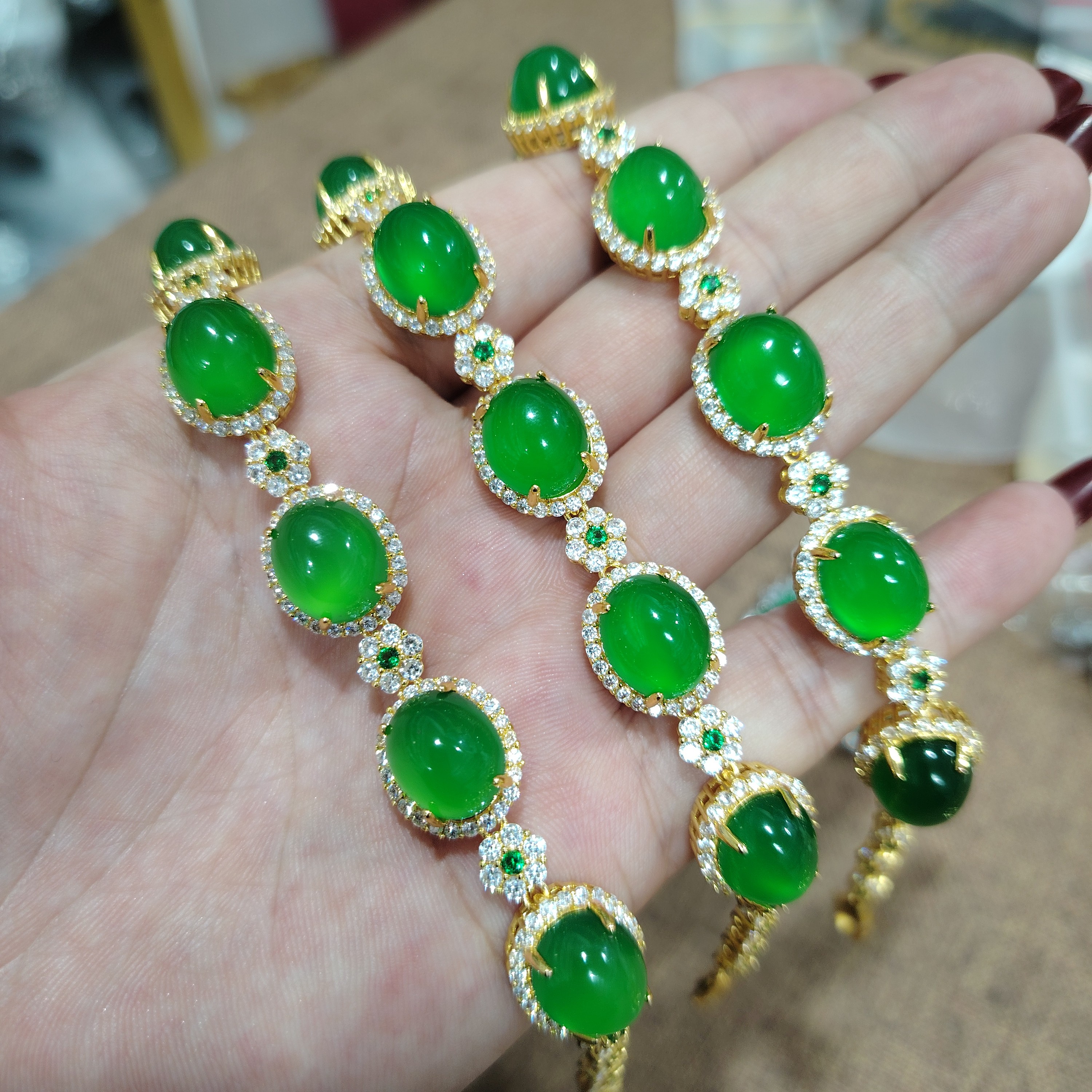 正品天然玉髓豪镶款满绿色手链（金色底托）多样性发货拍一发一