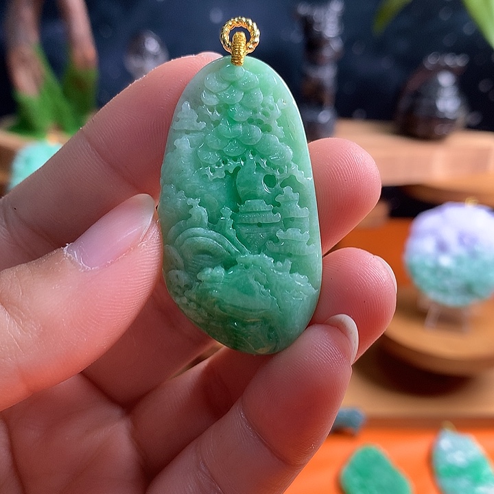 翡翠未镶嵌颈饰山水。        