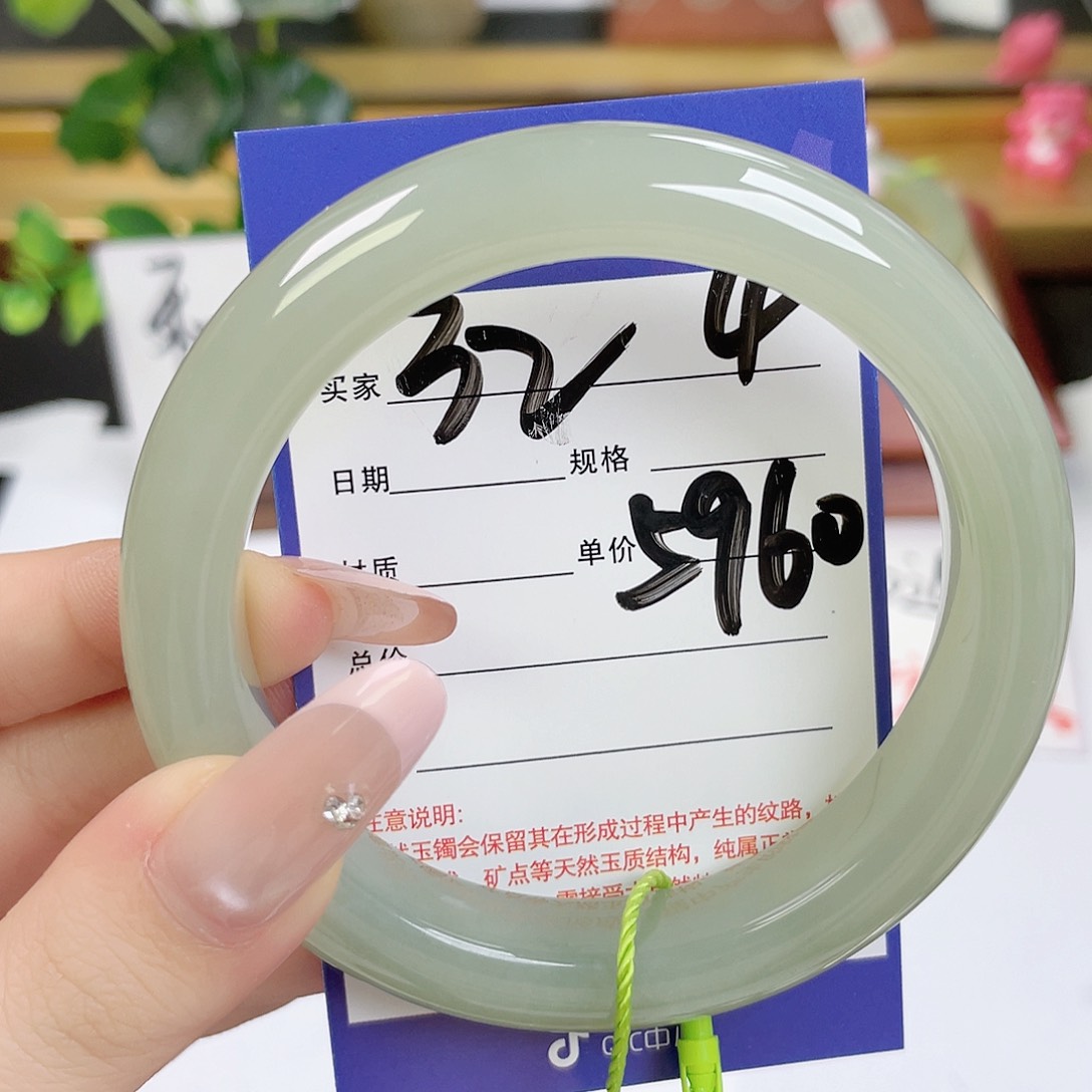 和田玉手镯未镶嵌E****?