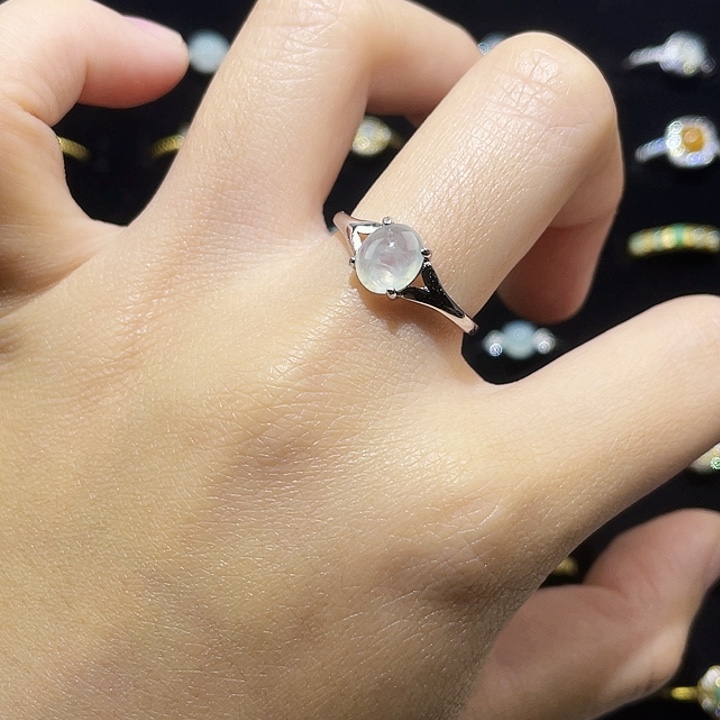 翡翠未镶嵌颈饰戒指