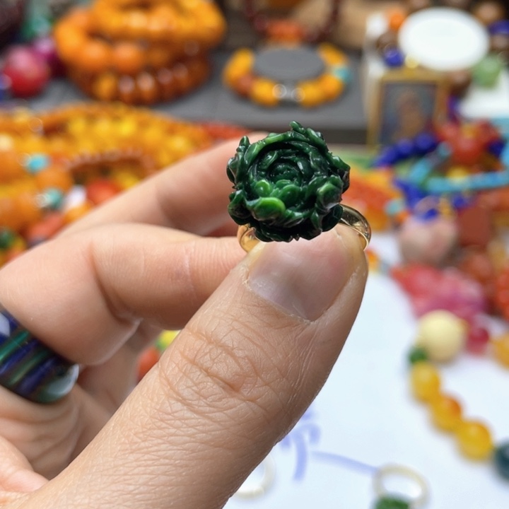 树脂制品82号雕花戒指