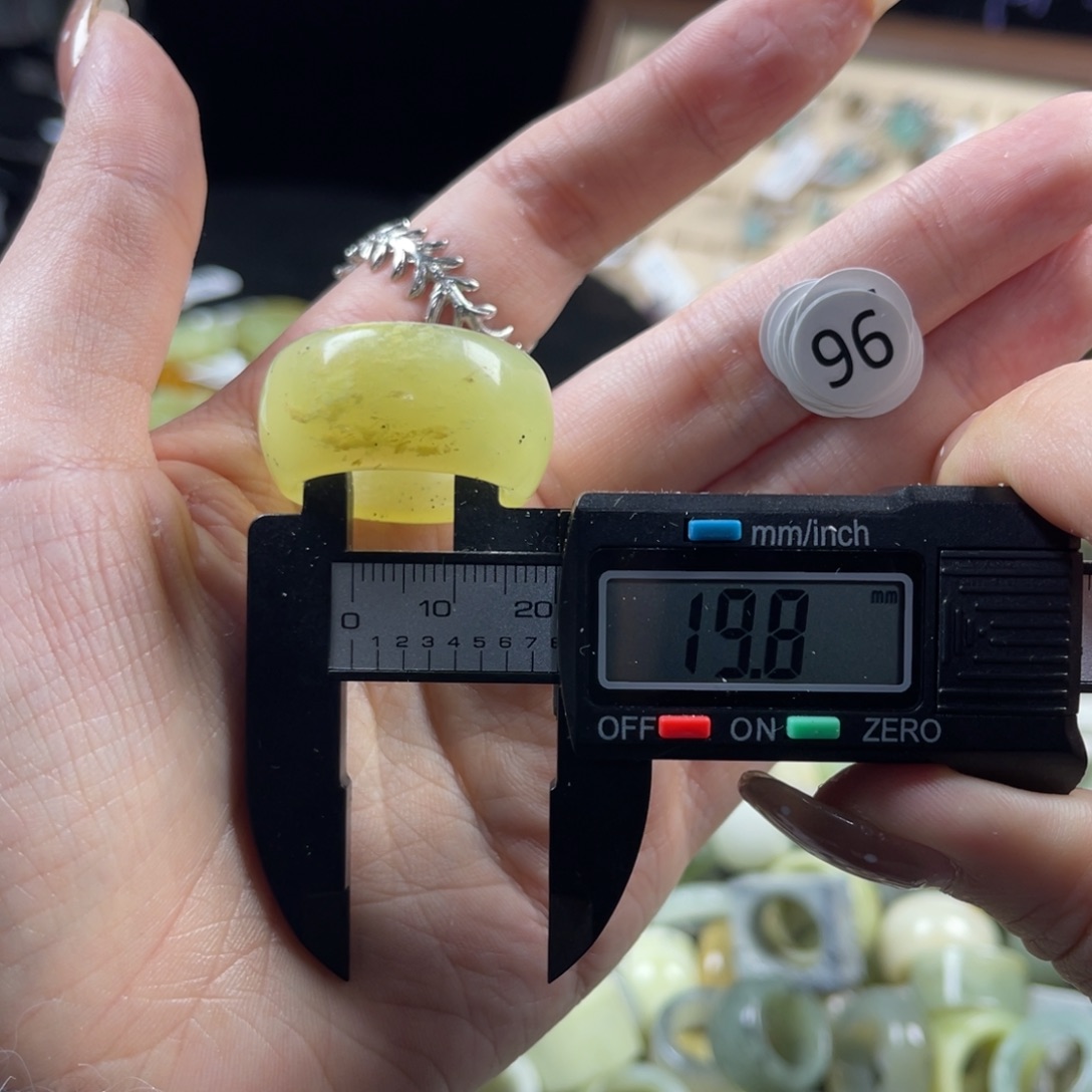 蛇纹石玉未镶嵌戒指