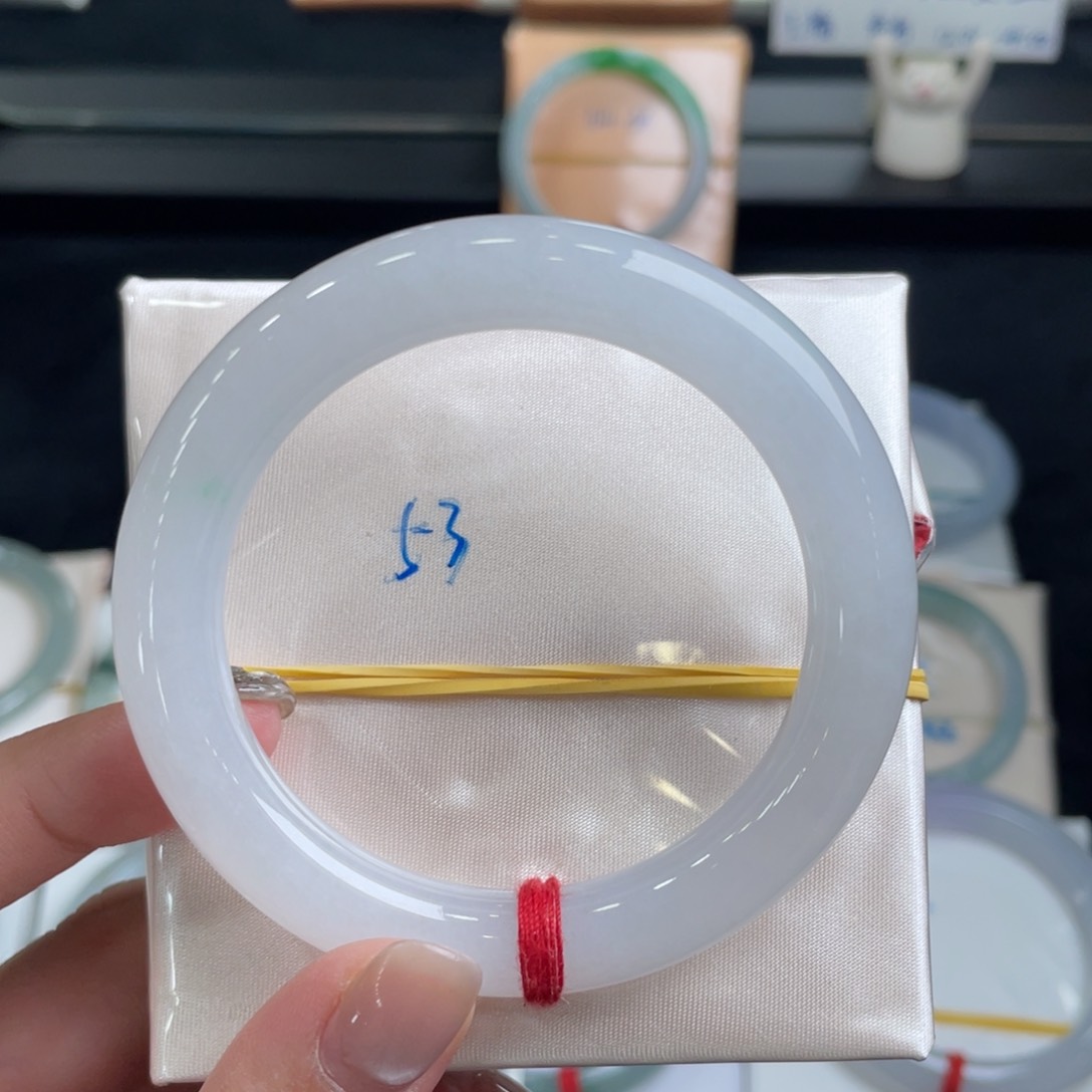 翡翠手镯未镶嵌翡翠