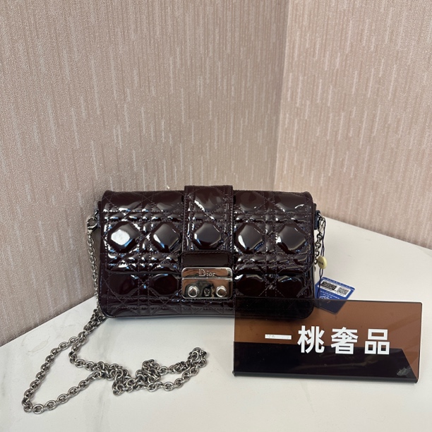 95新 DIOR/迪奥 一桃/迪奥 酒红色漆皮菱格纹戴妃斜挎