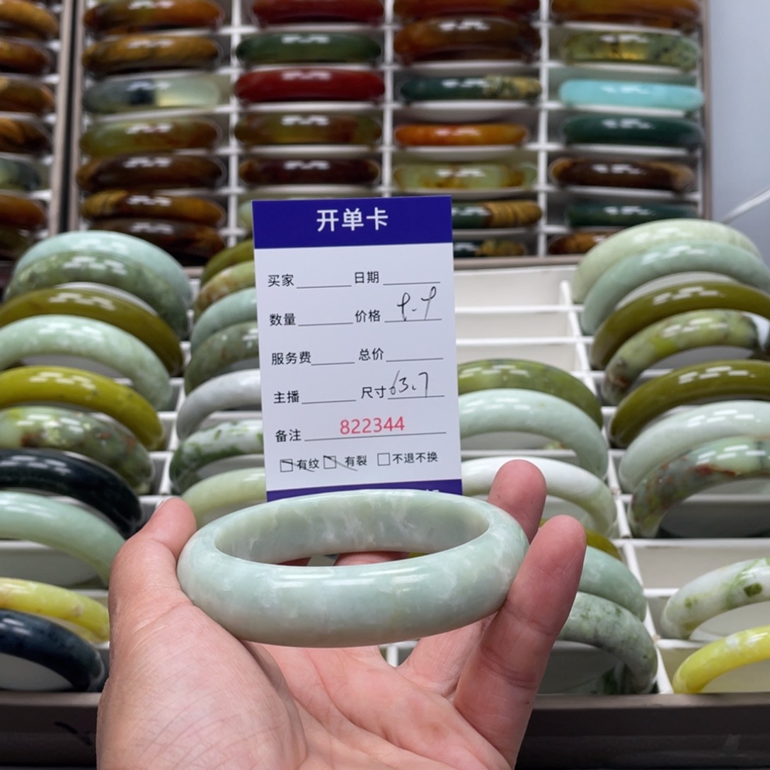 蛇纹石玉未镶嵌手镯雅***志