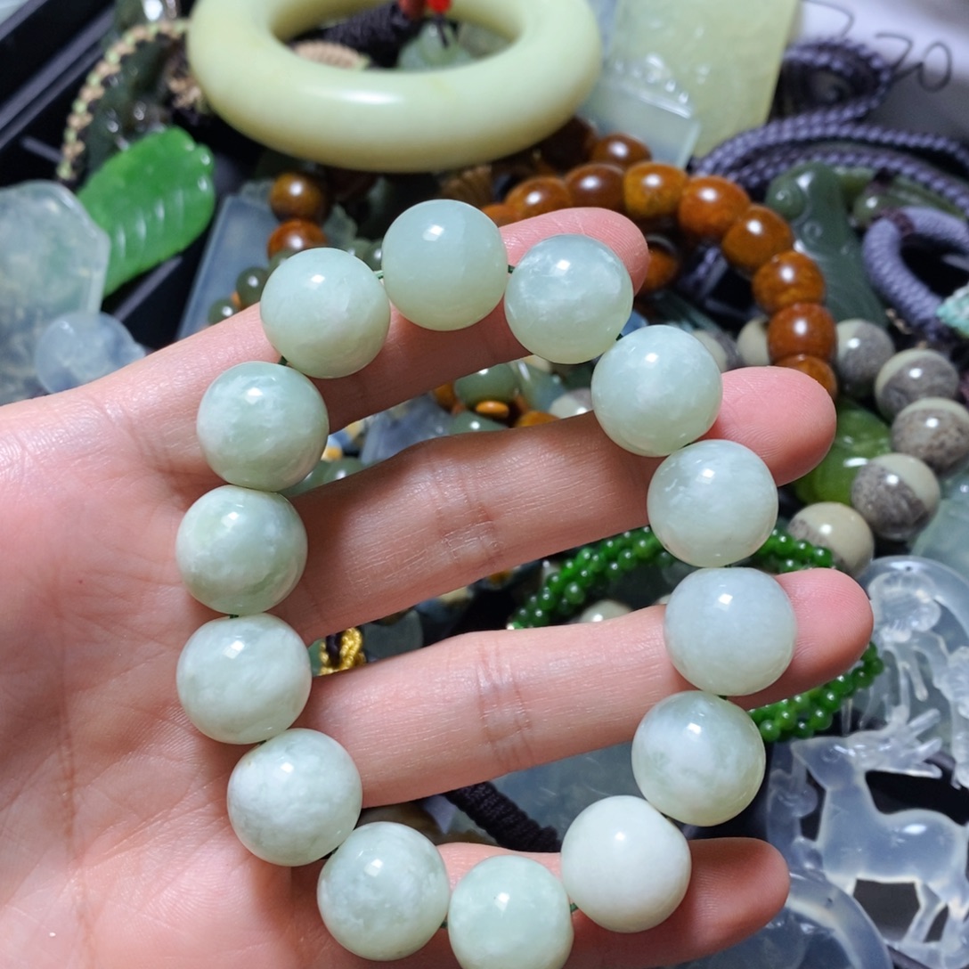 蛇纹石玉未镶嵌颈饰微瑕