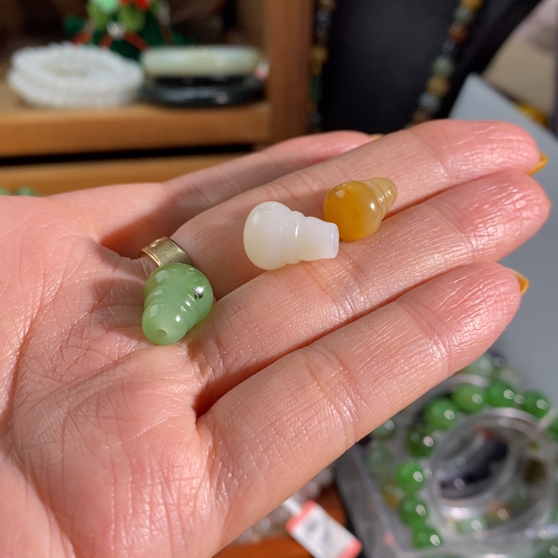 小***米和田玉未镶嵌手链三个