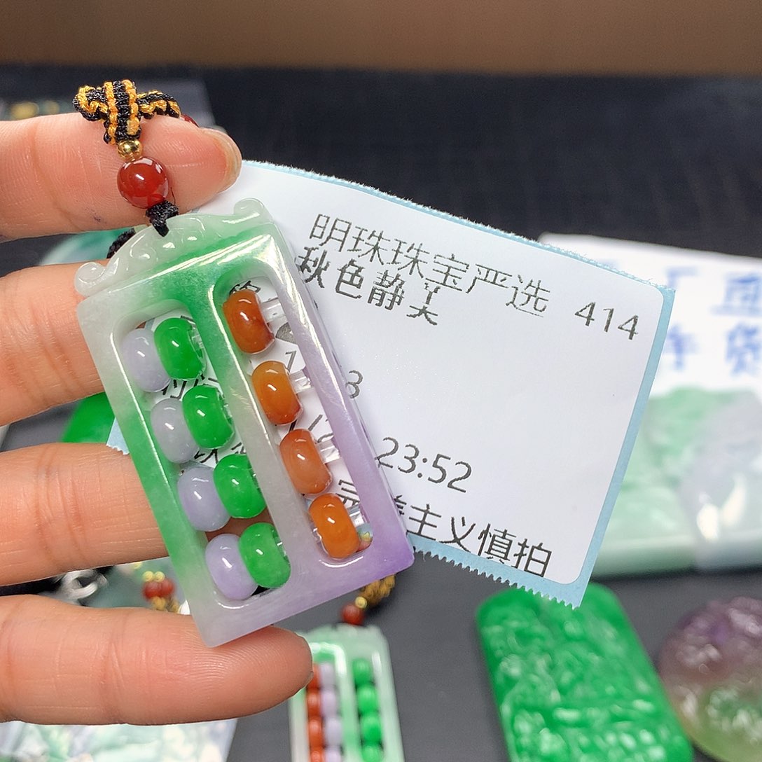 翡翠颈饰未镶嵌秋**美