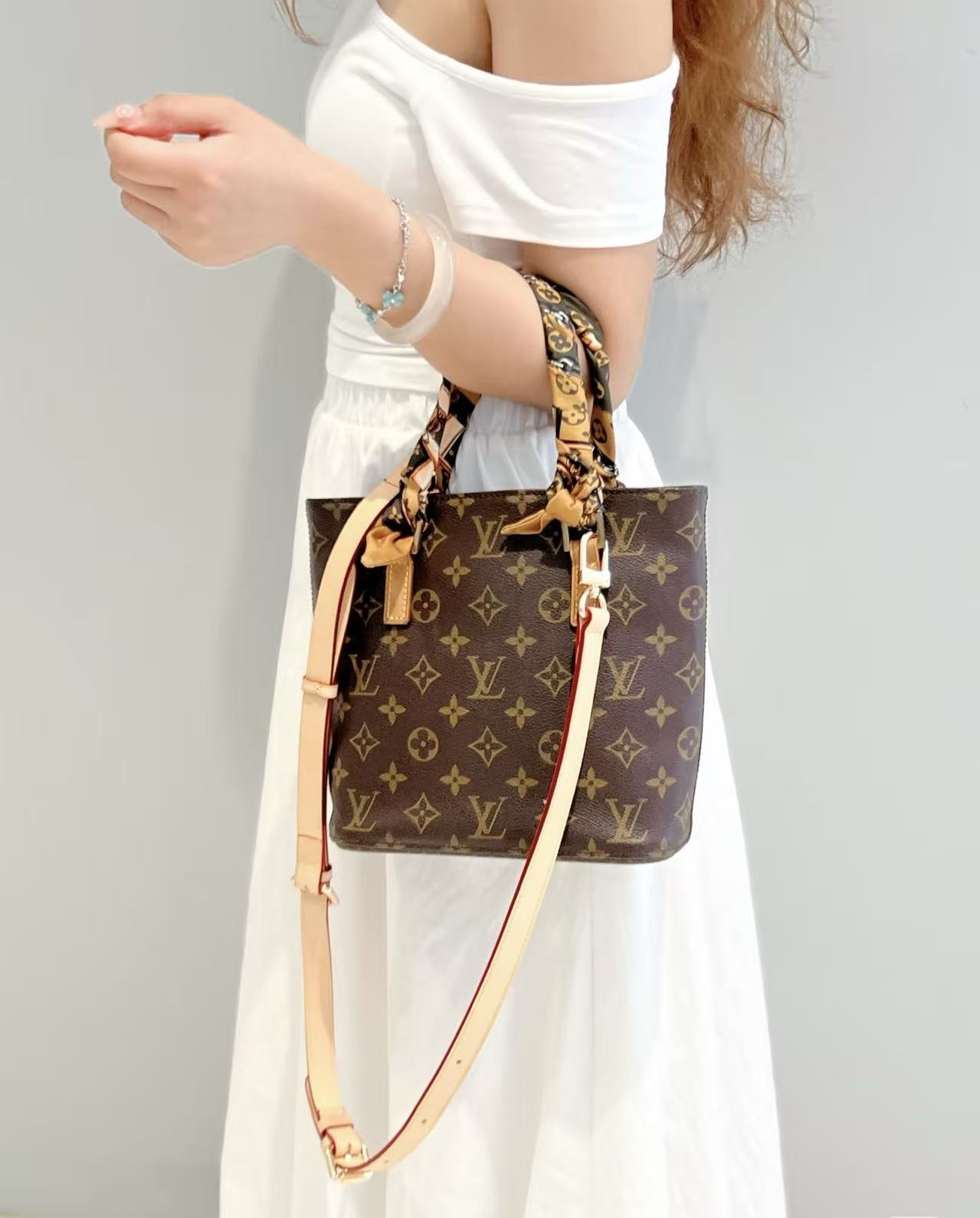 修复品LouisVuitton/路易威登小号薇薇安单肩手提包后换植鞣革旺