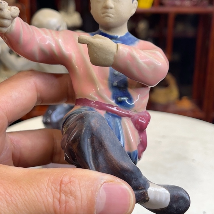 石湾公仔衬托盆景漂亮