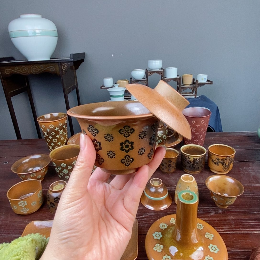 朱砂胎草木灰宝相花纹 马蹄两才盖碗 悬停 