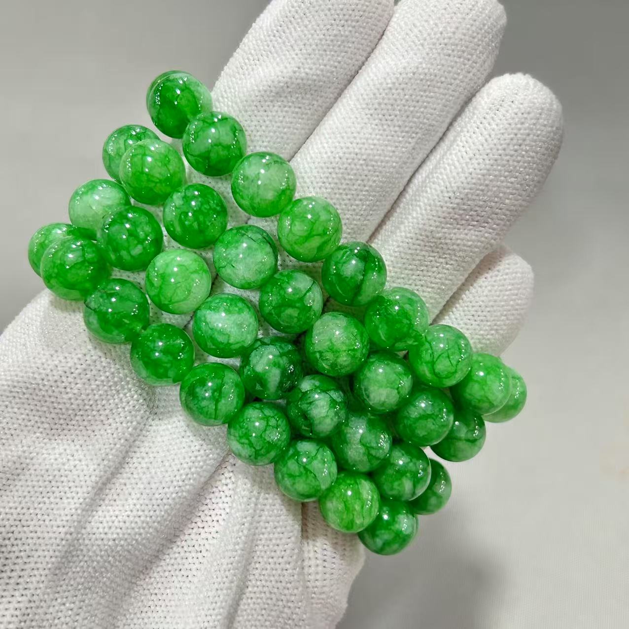 A116  老矿石英质玉绿飘花 卡1.0圆珠单圈手串