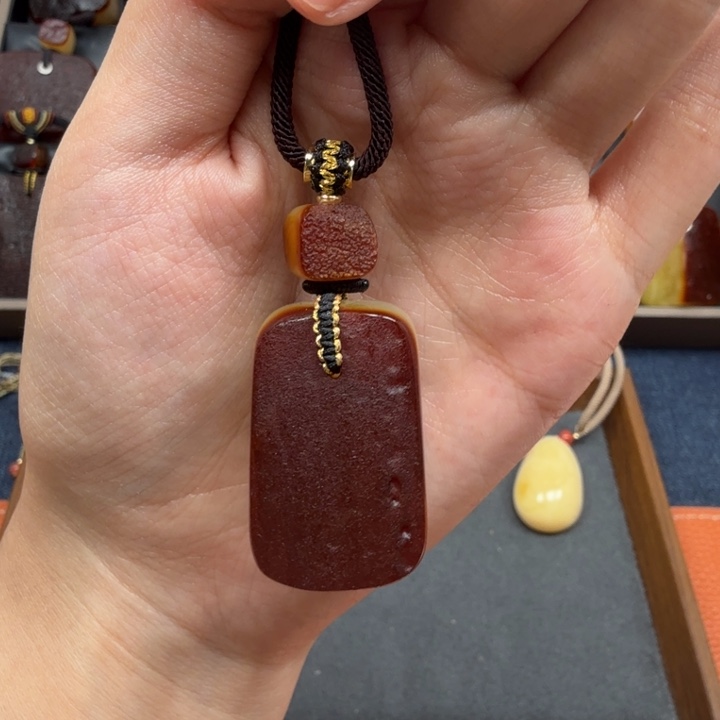 蜜蜡未镶嵌吊坠(赠链)