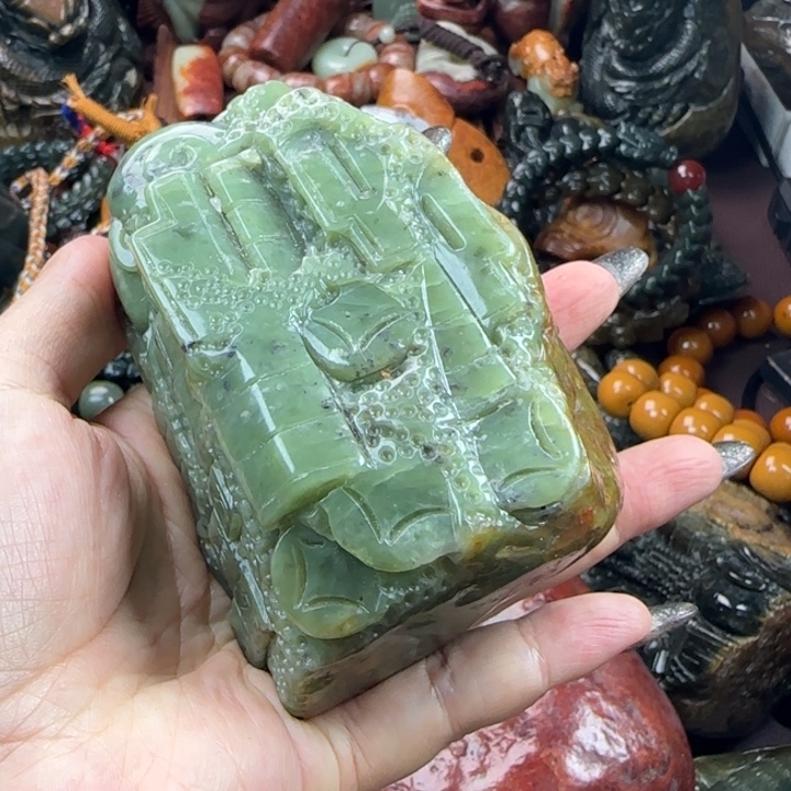 透闪石质玉未镶嵌珠宝奇石